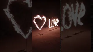 Огненная надпись "LOVE" с огромным сердцем!