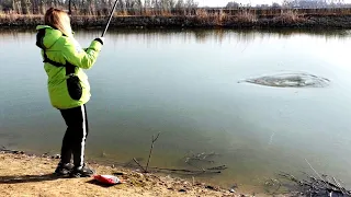 БОЛЬШОЙ УЛОВ!ЧУТЬ НЕ СЛОМАЛА УДОЧКУ//РЫБАЛКА ВЕСНОЙ