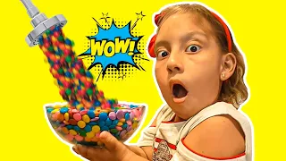 MC Divertida no Chuveiro Mágico de M&M's e doces | شفا والدش السحري