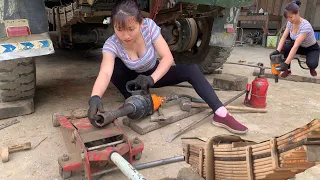 Talented female mechanic specializing in repairing heavy trucks lytieuhang