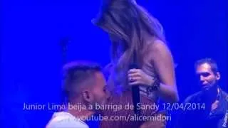 Junior se ajoelha e beija a barriga de Sandy durante o show de Paulínia 12/04/2013