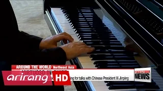 Putin plays piano as he awaits Chinese President Xi