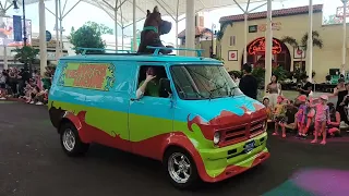 cartoon characters parade in Warner Bros. gold coast #looneytunes #australiatourism #scooby #batman