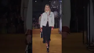 Kendall Jenner for BURBERRY FASHION SHOW #kendalljenner #runway #vogue #viral