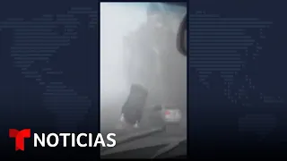 Un auto sale volando en medio de una tormenta | Noticias Telemundo