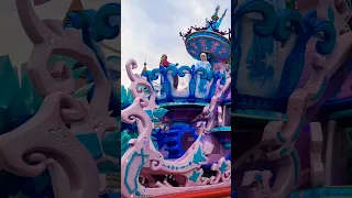 Disneyland Paris, Anna & Elsa are waving and a bird appears! Olaf is happy. Disney Stars on Parade