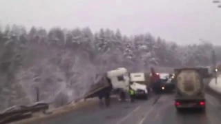 В частный грузовой эвакуатор врезалась ФУРА в натянутый трос от лебёдки.