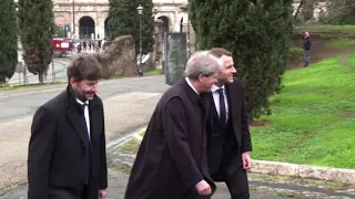 Macron ricevuto da Mattarella, poi visita alla Domus Area