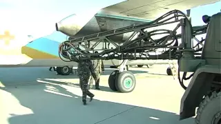 Поранених бійців доставляють до шпиталів на літаку Ан-26