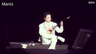 迪玛希Dimash, 冬不拉He played the dombra  at his concert