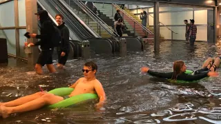 Hawaii strikes by powerful storm, causes severe flooding in street