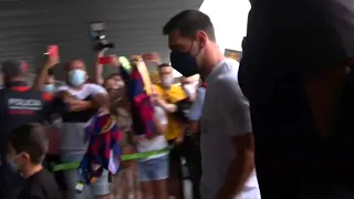 Messi Arrives At Barcelona Airport As Paris St Germain Fans Wait At Parc Des Princes