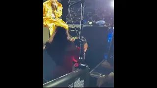 Maluma besa a fanática en pleno concierto