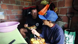 GALINHA CAIPIRA PRO ALMOÇO NO SÍTIO SALGADINHO + MOSTRANDO O PASTO E PLANTANDO CAPIM