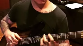 Synyster Gates plays the intro of Buried Alive - Instagram - 04.05.2018