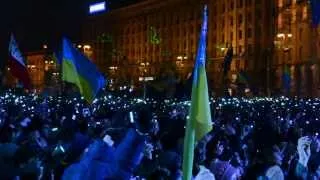 Украинцы встретили Новый год, исполняя гимн Украины на Майдане. 00:00 1 января 2014