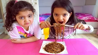 Masal and Öykü eats Black Noodles , Mommy feeds kids