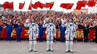 英雄出征！神舟十八号载人飞行任务航天员乘组出征仪式/Departure ceremony for the Shenzhou 18 astronauts