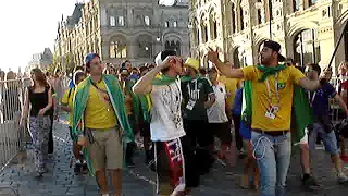 torcida brasileira contando na Praça Vermelha em Moscou. бразильцы в Москве