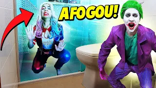 TRANSFORMAMOS O BANHEIRO EM UMA PISCINA E A ARLEQUINA SE AFOGOU! O CORINGA SALVOU A ARLEQUINA!