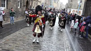 4 SCOTS The Highlanders hike up The Royal Mile (Edinburgh)