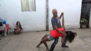 Thaise e demone dançando bachata no aroxa