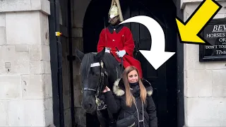 Disrespectful tourists REFUSE TO RELEASE  hold on the king’s guard horse Head!!!