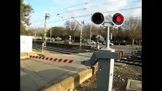 Paso de un tren Intercity, por el paso a nivel de La Palma del Condado.