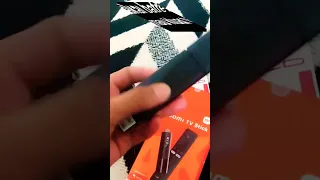 Cara Membuka Penutup Battery Remote Mi TV Stick Dengan Satu Tangan