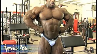 Ronnie Coleman posing 5 weeks out from the Olympia | Ronnie Coleman