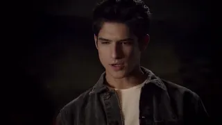 Teen Wolf 3x01 Stiles called Scott tell what happened at school. Scott ask Derek for favour.