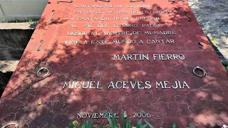 Visitando la tumba de Miguel Aceves Mejía - Abraham Morales y Luis Guzmán