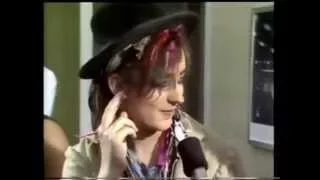 boygeorge talk's to paula yate's on the tube