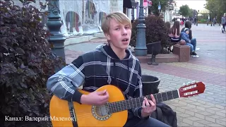 Парень первый раз спел на улице и у него классно получилось! Street! Music! Song! Buskers!