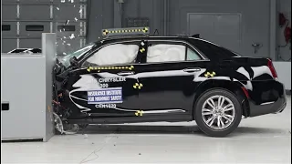 2015 Chrysler 300 driver-side small overlap crash test (extended footage)