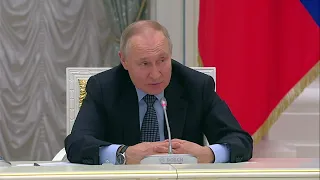 "С волками жить — по-волчьи выть!": Владимир Путин о решение оставить в России иностранные самолеты