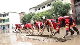 Police officer shouts warnings to evacuate villagers from flooded area| CCTV English