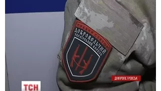 Дніпропетровську мерію оточили люди в камуфляжі з шевронами "Правого сектору"