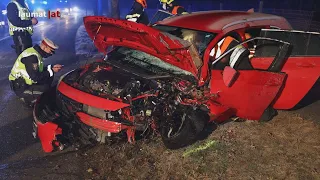 Auto bei schwerem Verkehrsunfall in Oftering gegen Baum geprallt