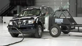 2007 Nissan Pathfinder side IIHS crash test