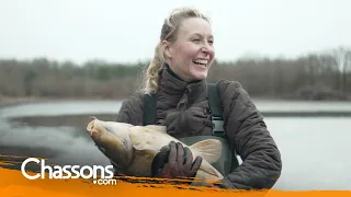 Marion Maréchal s'adresse aux chasseurs et aux pêcheurs lors d'une pêche d'étang en Sologne