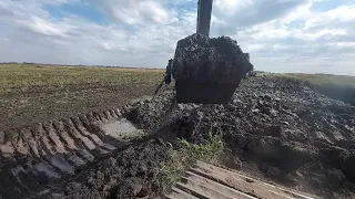 Escavadeira hidráulica levando estrada rural op iago