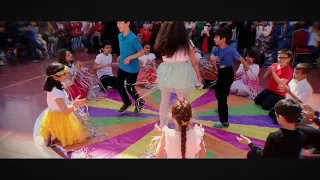 Mavikent Koleji - 23 Nisan İngilizce Colors Song । Color Dance for Children Gösterisi