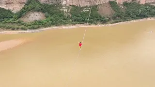 186 meters in the air! Chinese athlete crosses gorge on tightrope