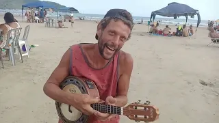 Vídeo Original. Catador de latinhas dando show no banjo, em Bertioga.
