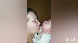 малыш чихает