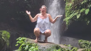 cascade à bali et rituel relliance à la déesse Lakshmi