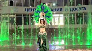 Волшебная красота восточного танца в водных струях светодинамического фонтана