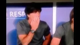 Тренер сборной Германии чешет яйца /// Joachim Loew scratching eggs