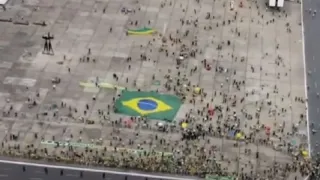 Bolsonaro participa de manifestação de apoio ao governo após divulgação de vídeo